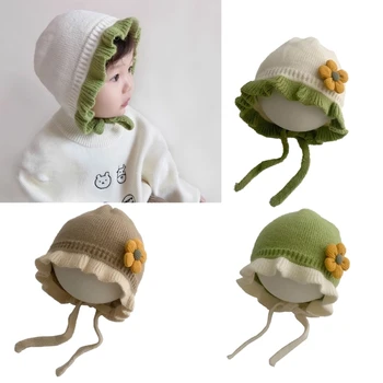 Теплая стильная шапочка-ушанка хлопчатобумажной вязки для девочки с цветочными кружевными вставками